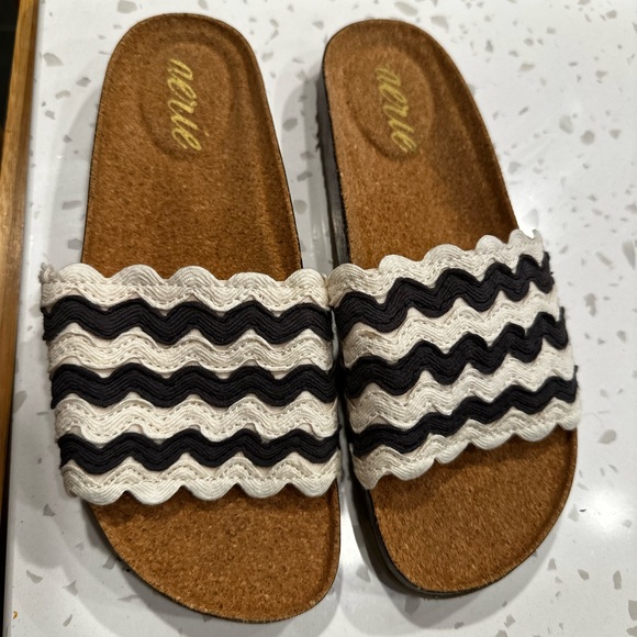 NWOT Aerie Zigzag Slide Sandals in Black and White - Picture 3 of 6